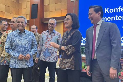 Menteri Keuangan (Menkeu) Sri Mulyani dan Wakil Menteri Keuangan II Thomas Djiwandono dalam konferensi pers di Gedung Kementerian Keuangan (Kemenkeu), Kamis (18/7/2024).  Foto: Ghinaa Rahmatika/kumparan