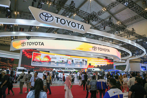 Suasana booth Toyota di pameran otomotif Gaikindo Indonesia International Auto Show atau GIIAS 2024 di ICE BSD, Tangerang, Kamis (18/7). Foto: Aditia Noviansyah/kumparan