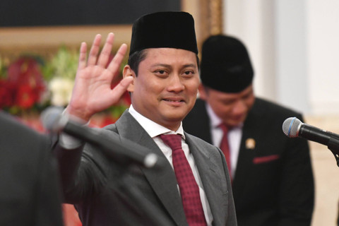 Thomas Djiwandono melambaikan tangan saat bersiap untuk dilantik menjadi Wakil Menteri Keuangan oleh Presiden Joko Widodo di Istana Negara, Jakarta, Kamis (18/7/2024). Foto: Hafidz Mubarak A/ ANTARA FOTO