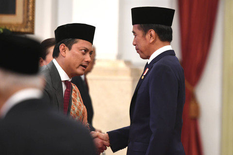 Presiden Joko Widodo (kanan) memberikan ucapan selamat kepada Thomas Djiwandono usai dilantik menjadi Wakil Menteri Keuangan di Istana Negara, Jakarta, Kamis (18/7/2024). Foto: Hafidz Mubarak A/ ANTARA FOTO