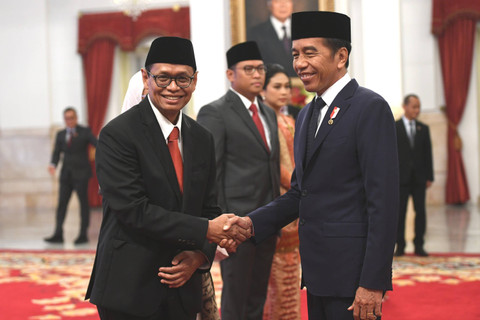 Presiden Joko Widodo (kanan) memberikan ucapan selamat kepada Yuliot Tanjung usai dilantik menjadi Wakil Menteri Investasi oleh di Istana Negara, Jakarta, Kamis (18/7/2024). Foto: Hafidz Mubarak A/ ANTARA FOTO