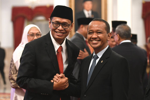 Menteri Investasi Bahlil Lahadalia (kanan) memberikan ucapan selamat kepada Yuliot Tanjung (kiri) usai dilantik menjadi Wakil Menteri Investasi oleh Presiden Joko Widodo di Istana Negara, Jakarta, Kamis (18/7/2024). Foto: Hafidz Mubarak A/ ANTARA FOTO