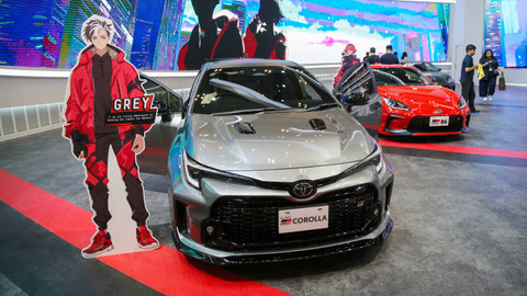 Pengunjung melihat mobil GR Corolla di booth Toyota di pameran otomotif Gaikindo Indonesia International Auto Show atau GIIAS 2024 di ICE BSD, Tangerang, Kamis (18/7). Foto: Aditia Noviansyah/kumparan