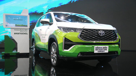 Mobil Innova Zenix HEV Flexy fuel Concept di booth Toyota di pameran otomotif Gaikindo Indonesia International Auto Show atau GIIAS 2024 di ICE BSD, Tangerang, Kamis (18/7). Foto: Aditia Noviansyah/kumparan