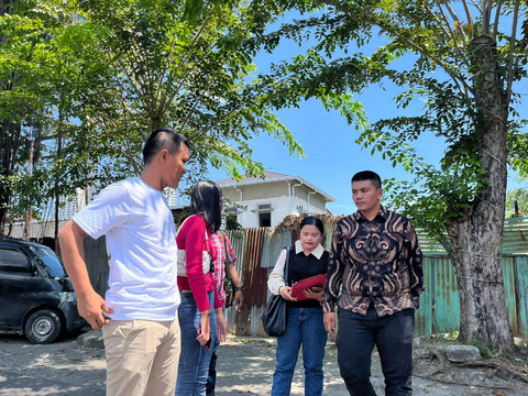 KKJ, LBH Medan, dan anak Sempurna Pasaribu, Eva Pasaribu, berencana membuat laporan terkait tewasnya wartawan di Karo karena pembakaran rumah ke Pomdam I BB pada Kamis (18/7).  Foto: Tri Vosa/kumparan