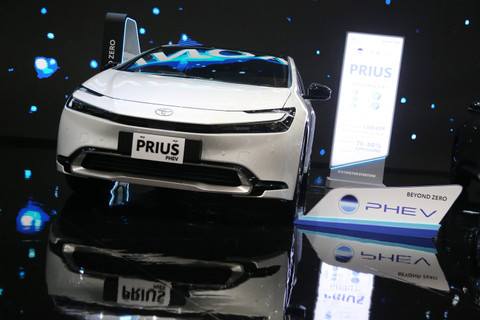 Mobil Prius PHEV di booth Toyota di pameran otomotif Gaikindo Indonesia International Auto Show atau GIIAS 2024 di ICE BSD, Tangerang, Kamis (18/7). Foto: Aditia Noviansyah/kumparan