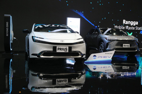 Mobil Prius PHEV di booth Toyota di pameran otomotif Gaikindo Indonesia International Auto Show atau GIIAS 2024 di ICE BSD, Tangerang, Kamis (18/7). Foto: Aditia Noviansyah/kumparan