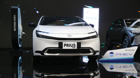 Mobil Prius PHEV di booth Toyota di pameran otomotif Gaikindo Indonesia International Auto Show atau GIIAS 2024 di ICE BSD, Tangerang, Kamis (18/7). Foto: Aditia Noviansyah/kumparan