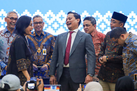 Menkeu Sri Mulyani bersama Wamenkeu II Thomas Djiwandono beserta pejabat Kemenkeu lainnya di Gedung Kementerian Keuangan RI, Jakarta, Kamis (18/7/2024).
Foto: Iqbal Firdaus/kumparan