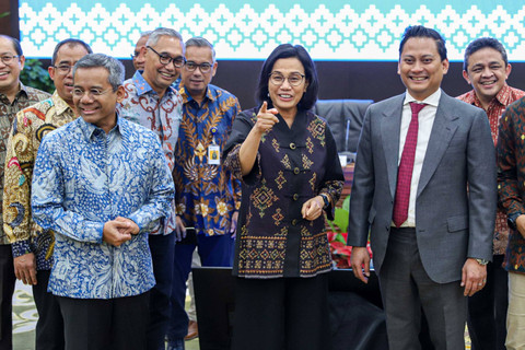 Menkeu Sri Mulyani bersama Wamenkeu II Thomas Djiwandono beserta pejabat Kemenkeu lainnya di Gedung Kementerian Keuangan RI, Jakarta, Kamis (18/7/2024).   Foto: Iqbal Firdaus/kumparan