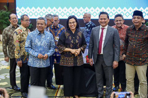 Menkeu Sri Mulyani bersama Wamenkeu II Thomas Djiwandono beserta pejabat Kemenkeu lainnya di Gedung Kementerian Keuangan RI, Jakarta, Kamis (18/7/2024).   Foto: Iqbal Firdaus/kumparan