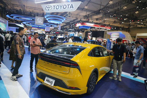 Pengunjung melihat mobil Prius HEV di booth Toyota di pameran otomotif Gaikindo Indonesia International Auto Show atau GIIAS 2024 di ICE BSD, Tangerang, Kamis (18/7). Foto: Aditia Noviansyah/kumparan