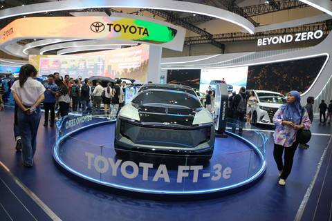 Pengunjung melihat mobil TOYOTA ft - 3e di booth Toyota di pameran otomotif Gaikindo Indonesia International Auto Show atau GIIAS 2024 di ICE BSD, Tangerang, Kamis (18/7). Foto: Aditia Noviansyah/kumparan