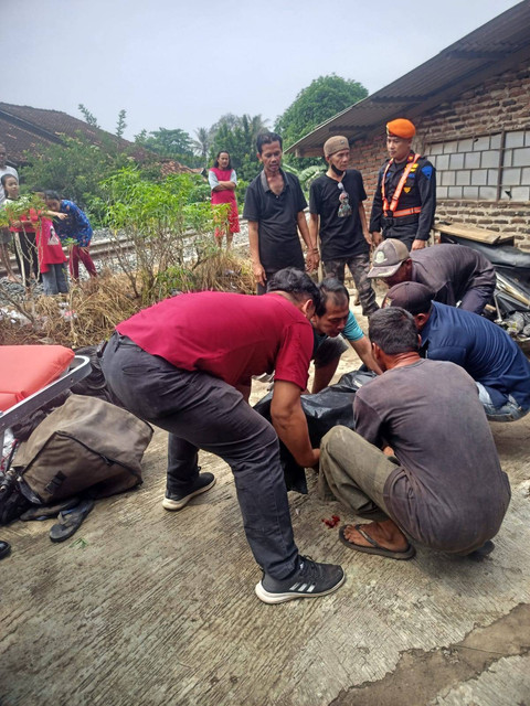 Seorang lansia tewas akibat tertabrak kereta api di jalur perlintasan kereta api bawah flyover Pasar Natar, Kecamatan Natar, Lampung Selatan. | Foto: Dok Polsek Natar