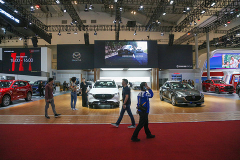 Suasana booth pameran Mazda di pameran otomotif Gaikindo Indonesia International Auto Show atau GIIAS 2024 di ICE BSD, Tangerang, Kamis (18/7). Foto: Aditia Noviansyah/kumparan