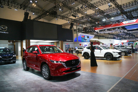 Suasana booth pameran Mazda di pameran otomotif Gaikindo Indonesia International Auto Show atau GIIAS 2024 di ICE BSD, Tangerang, Kamis (18/7). Foto: Aditia Noviansyah/kumparan