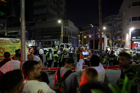 Warga Israel berkumpul di lokasi ledakan, di tengah konflik Israel-Hamas, di Tel-Aviv, Israel 19 Juli 2024. Foto: REUTERS/Ricardo Moraes