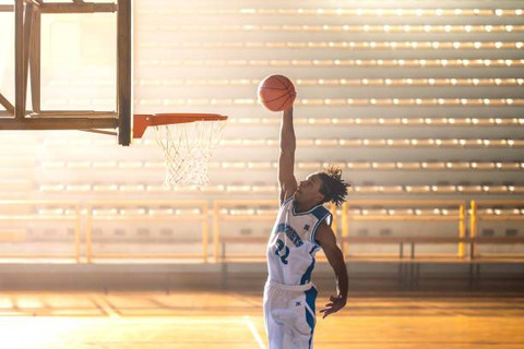 Ilustrasi Bentuk Gerakan Lengan Saat Melakukan Lay Up Shoot Bola Basket Adalah, Foto: Unsplash/vm.