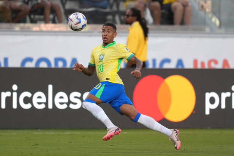 Penyerang Brasil Savio (20) mengejar bola pada babak kedua melawan Kolombia di Stadion Levi's, Santa Clara, CA, AS, 2 Juli 2024. Foto: Darren Yamashita-USA TODAY Sports/via REUTERS