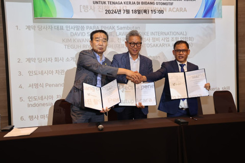 Penandatanganan Nota Kesepahaman antara Korea Automobile Inspections Maintenance dengan PT Lawfirm Dike International dan PT Santosa Karya Aditama, di Seoul, Republik Korea, Kamis (18/7/2024). Foto: Dok. Kemnaker
