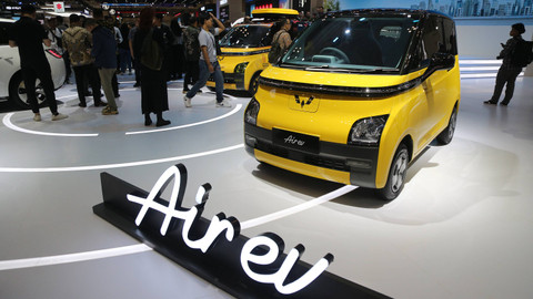 Mobil Air EV di  booth Wuling pada pameran otomotif Gaikindo Indonesia International Auto Show atau GIIAS 2024 di ICE BSD, Tangerang, Kamis (18/7). Foto: Aditia Noviansyah/kumparan