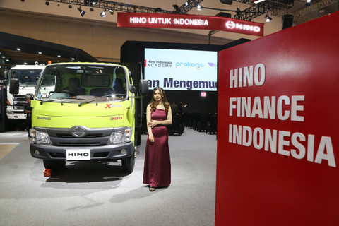 Suasana booth pameran Hino di pameran otomotif Gaikindo Indonesia International Auto Show atau GIIAS 2024 di ICE BSD, Tangerang, Kamis (18/7). Foto: Aditia Noviansyah/kumparan