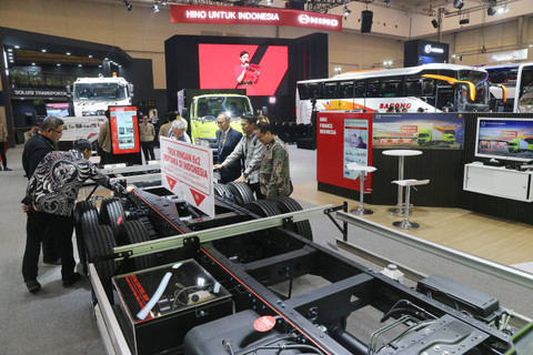 Suasana booth pameran Hino di pameran otomotif Gaikindo Indonesia International Auto Show atau GIIAS 2024 di ICE BSD, Tangerang, Kamis (18/7). Foto: Aditia Noviansyah/kumparan