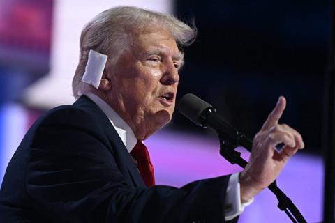 Mantan Presiden AS dan calon presiden Partai Republik tahun 2024 Donald Trump berbicara pada hari terakhir Konvensi Nasional Partai Republik 2024 di Fiserv Forum di Milwaukee, Wisconsin, pada 18 Juli 2024. Foto: BRENDAN SMIALOWSKI / AFP