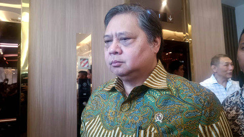 Menko Bidang Perekonomian Airlangga Hartarto menjawab pertanyaan wartawan di Gedung Ali Wardhana Kemenko Perekonomian, Jumat (19/7/2024). Foto: Ghinaa Rahmatika/kumparan