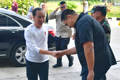 Presiden Joko Widodo (kiri) berjabat tangan dengan Menpora Dito Ariotedjo (kanan) saat ingin berangkat ke Bandung untuk membuka Piala Presiden 2024 di Stasiun Kereta Cepat Halim, Jakarta, Jumat (19/7/2024).  Foto: Vico/Biro Pers Sekretariat Presiden