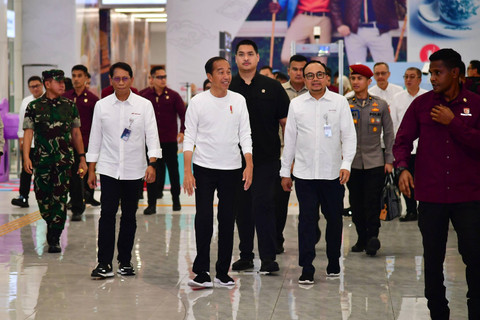 Presiden Joko Widodo (tengah) ditemani Direktur KAI Didiek Hartantyo (kedua kanan) dan Dwiyana Slamet Riyadi (kedua kiri) saat ingin berangkat ke Bandung untuk membuka Piala Presiden 2024 di Stasiun Kereta Cepat Halim, Jakarta, Jumat (19/7/2024).  Foto: Vico/Biro Pers Sekretariat Presiden