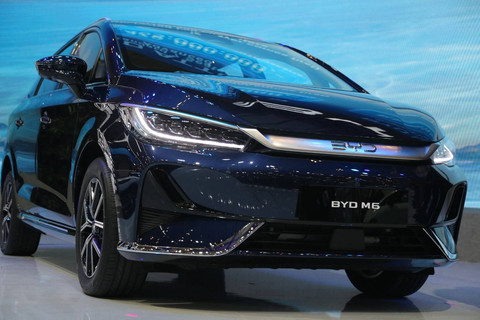 Mobil BYD M6 di Gaikindo Indonesia International Auto Show atau GIIAS 2024 di ICE BSD, Tangerang, Kamis (18/7). Foto: Aditia Noviansyah/kumparan
