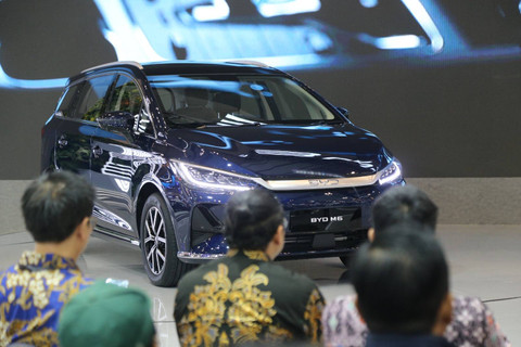 Mobil BYD M6 di Gaikindo Indonesia International Auto Show atau GIIAS 2024 di ICE BSD, Tangerang, Kamis (18/7). Foto: Aditia Noviansyah/kumparan