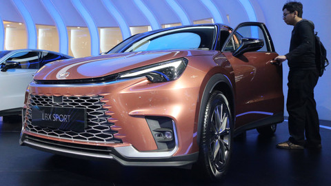 Pengunjung melihat mobil Lexus LBX di Gaikindo Indonesia International Auto Show atau GIIAS 2024 di ICE BSD, Tangerang, Kamis (18/7). Foto: Aditia Noviansyah/kumparan
