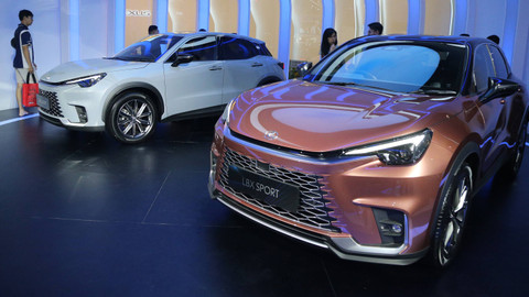 Pengunjung melihat mobil Lexus LBX di Gaikindo Indonesia International Auto Show atau GIIAS 2024 di ICE BSD, Tangerang, Kamis (18/7). Foto: Aditia Noviansyah/kumparan