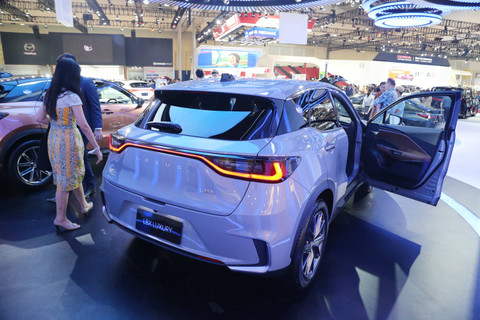 Pengunjung melihat mobil Lexus LBX di Gaikindo Indonesia International Auto Show atau GIIAS 2024 di ICE BSD, Tangerang, Kamis (18/7). Foto: Aditia Noviansyah/kumparan