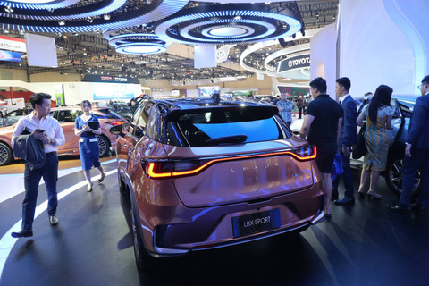 Pengunjung melihat mobil Lexus LBX di Gaikindo Indonesia International Auto Show atau GIIAS 2024 di ICE BSD, Tangerang, Kamis (18/7). Foto: Aditia Noviansyah/kumparan