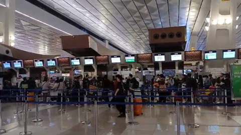 Suasana antrean penumpang di konter Citilink terminal 3 Bandara Soekarno-Hatta imbas Microsoft down. Foto: Dok. kumparan