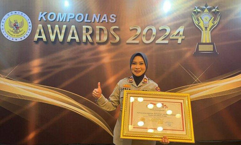 Kapolsek Mapanget, Iptu Lesly Lihawa saat menerima penghargaan Kompolnas Award 2024. (Foto: dokumen istimewa)