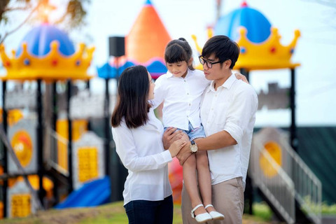 Ilustrasi menikmati hiburan bersama keluarga. Foto: anek.soowannaphoom/Shutterstock