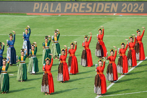 Sejumlah penari membawakan tarian pembuka pada pembukaan Piala Presiden di Stadion Si Jalak Harupat, Kabupaten Bandung, Jawa Barat, Jumat (19/7/2024). Foto: Raisan Al Farisi/ANTARA FOTO