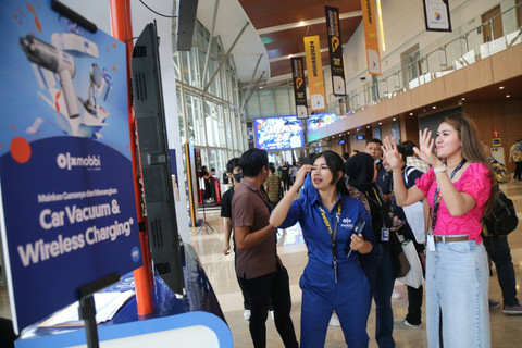 Pengunjung bermain kuis di booth OLXmobbi di GIIAS 2024, ICE-BSD, Tangerang, Kamis (18/7/2024). Foto: Aditia Noviansyah/kumparan