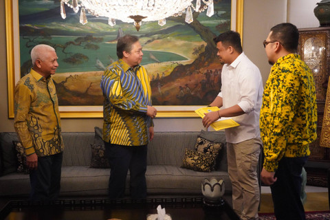 Ketum Golkar Airlangga Hartarto berikan surat keputusan Bobby-Surya untuk Pilgub Sumut 2024 di Jakarta, Jumat (19/7/2024). Foto: Dok. Tim Media Bobby