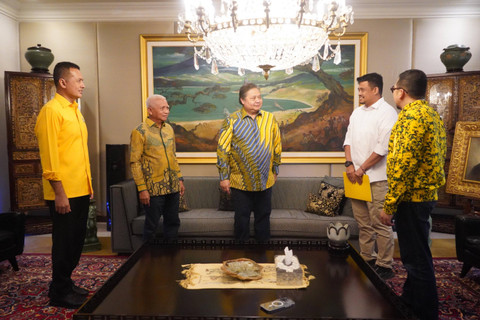 Ketum Golkar Airlangga Hartarto berikan surat keputusan Bobby-Surya untuk Pilgub Sumut 2024 di Jakarta, Jumat (19/7/2024). Foto: Dok. Tim Media Bobby