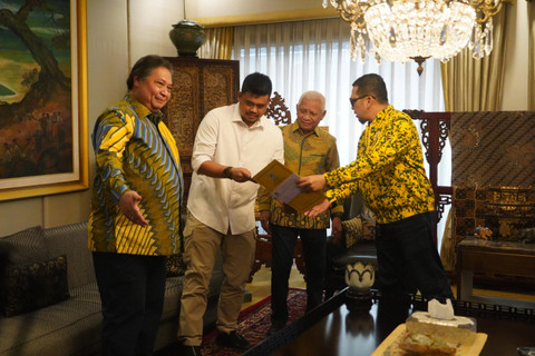 Ketum Golkar Airlangga Hartarto berikan surat keputusan Bobby-Surya untuk Pilgub Sumut 2024 di Jakarta, Jumat (19/7/2024). Foto: Dok. Tim Media Bobby