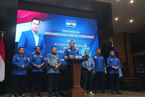 AHY beri rekomendasi dukungan ke cagub dan cawagub Kalimantan Selatan, H Muhidin dan Hasnuryadi Sulaiman di DPP Demokrat, Menteng, Jakpus, Jumat (19/7).  Foto: Thomas Bosco/kumparan