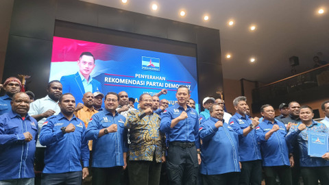 AHY beri rekomendasi dukungan ke cagub dan cawagub Papua Pegunungan, John Tabo dan Ones Pahabol di DPP Demokrat, Menteng, Jakpus, Jumat (19/7).  Foto: Thomas Bosco/kumparan