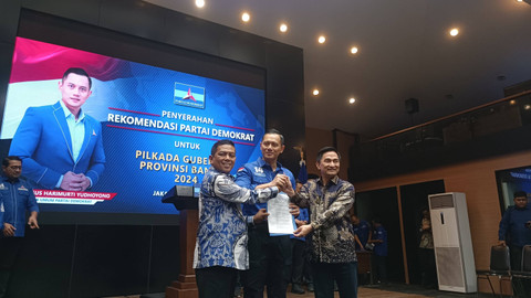 AHY beri rekomendasi dukungan ke cagub dan cawagub Banten, Andra Soni dan Achmad Dimyati Natakusumah di DPP Demokrat, Menteng, Jakpus, Jumat (19/7).  Foto: Thomas Bosco/kumparan