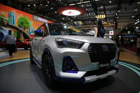Pengunjung melihat mobil Rocky esmart Hybrid di booth Daihatsu pada ajang GIIAS 2024 di GIIAS 2024, ICE-BSD, Tangerang, Kamis (18/7).  Foto: Aditia Noviansyah/kumparan