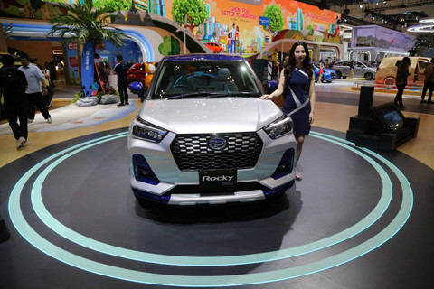 Pengunjung melihat mobil Rocky esmart Hybrid di booth Daihatsu pada ajang GIIAS 2024 di GIIAS 2024, ICE-BSD, Tangerang, Kamis (18/7).  Foto: Aditia Noviansyah/kumparan